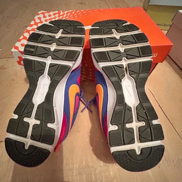 NIKE Running Shoes - Picture 3 of 3